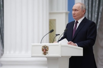 Владимир Путин в День учителя вручил награды педагогам и наставникам программы «Время героев»